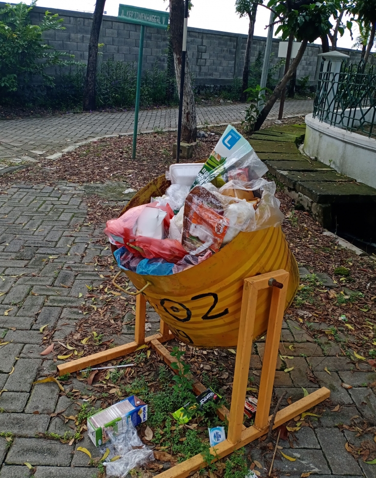 Ilustrasi: Penumpukan sampah dalam komplek perumahan masa Covid-19 di Surabaya (22/4). Sumber: Dokpri | ASRUL HOESEIN