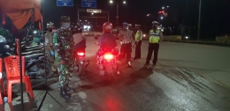 Suasana Uji Coba PSBB di batas kota  Makassar -Maros nampak petugas Koramil 1408-11/Bky dan Polantas memeriksa kendaraan yang melintas (foo IR)