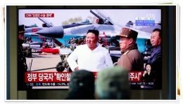 Tayangan televisi menunjukkan Kim Jong Un (baju putih) berada di stasiun kereta api Seoul pada Selasa (21/4) lalu (doc.CBC.CA/ed.Wahyuni)