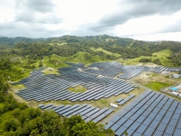 Sebuah pembangkit listrik tenaga surya dengan kapasitas 21 Megawatt di Likupang, Sulawesi Utara, www.esdm.go.id