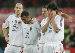 Skuat AC Milan harus tertunduk setelah kalah dalam laga dramatis melawan Liverpool di Final Liga Champions 2005. (Sumber foto: Sportbible)