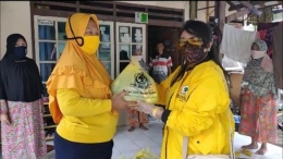 Fungsionaris Partai Golkar, Karina Prabowo Sanger (kanan, berjaket kuning), saat membagikan bantuan sembako kepada warga, Selasa (21/04/2020).