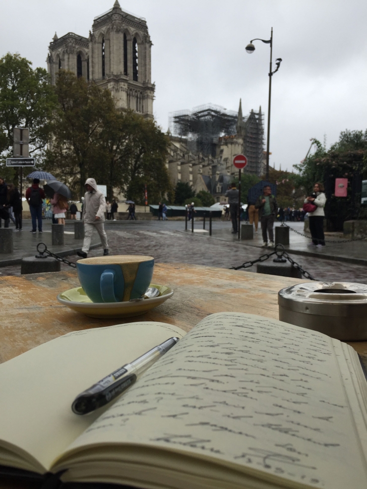 Menulis di depan Notre Dame, Paris. Picture By : Rama Dio Syahputra