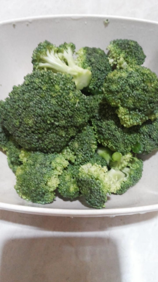 Foto Brokoli yang sudah dicuci bersih dan siap direbus | Sumber: Dok. Pri/ Yunita Kristanti