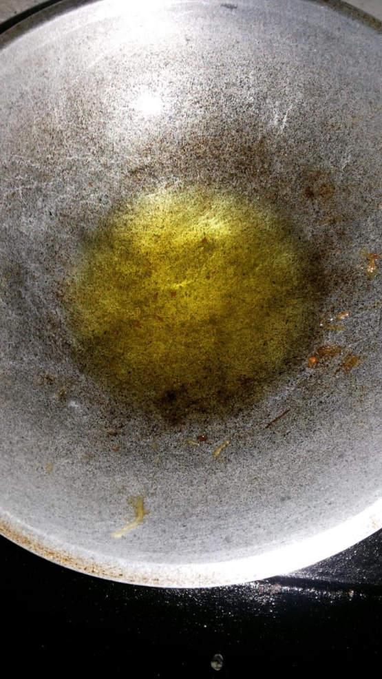 Foto Memanaskan minyak sesaat sebelum bawang putih dan bombay ditumis| Sumber: Dok. Pribadi/ Yunita Kristanti