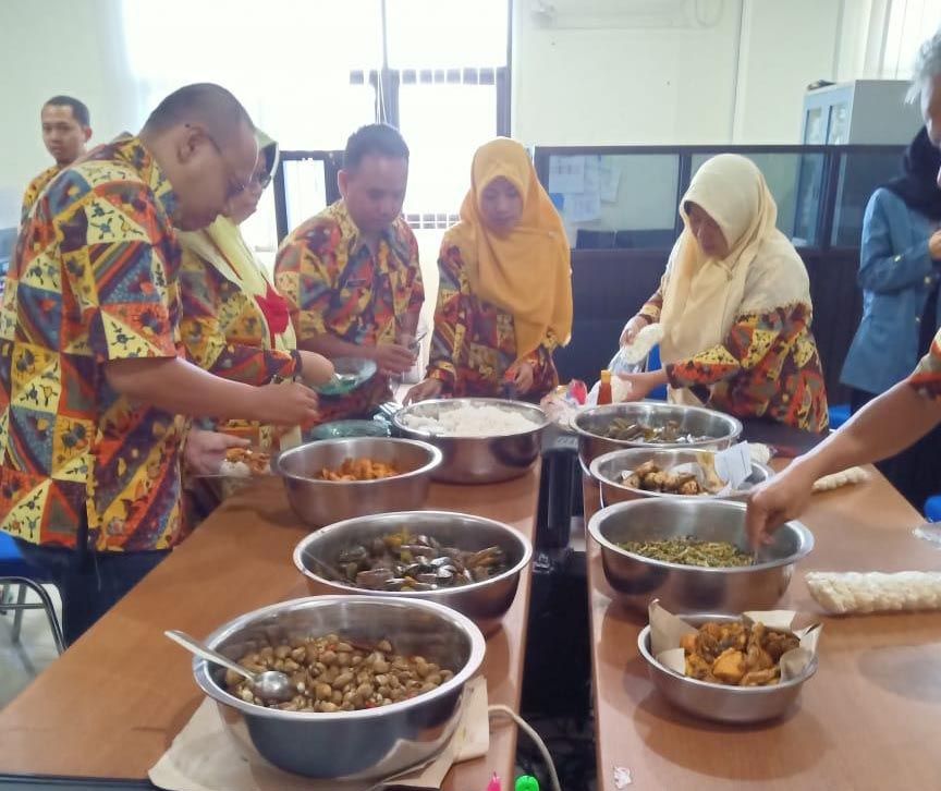 Acara munggahan dengan menu khas Cirebon. (foto: dok. Kantor BKD Kota Cirebon)