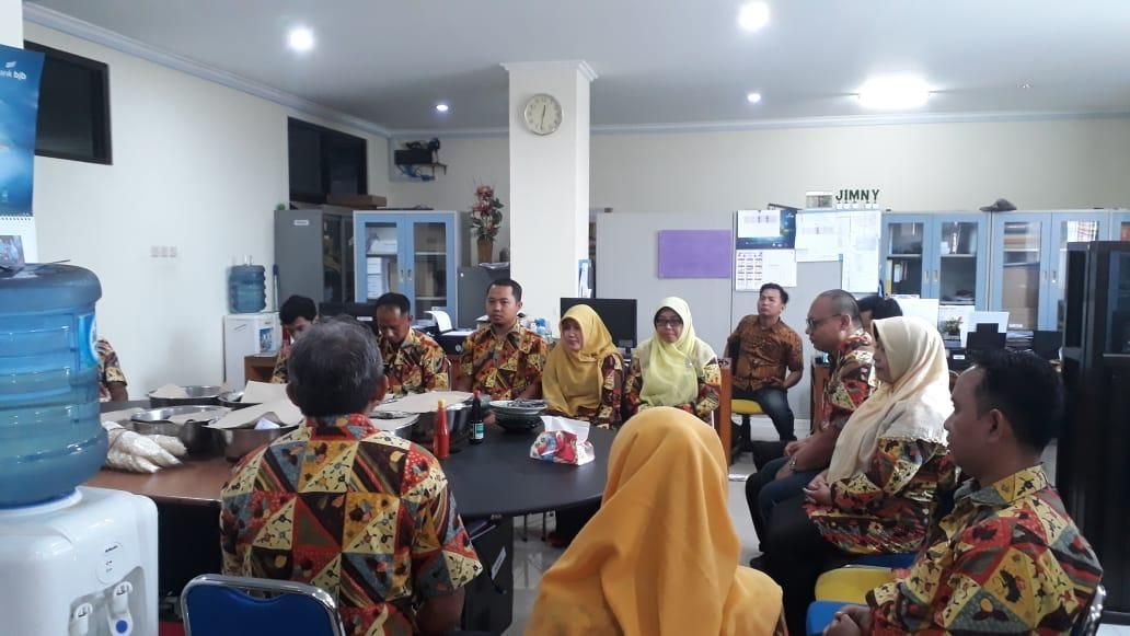 Meeting dilanjutkan acara munggahan. (foto: dok. Kantor BKD Kota Cirebon)