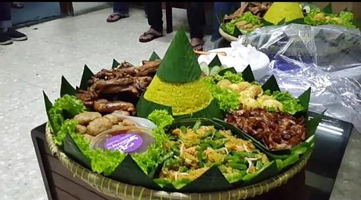 Nasi tumpeng jadi menu munggahan. (foto: dok. pribadi)