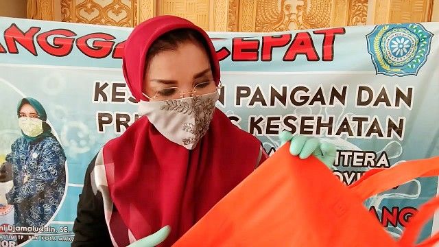 Liestiaty F Nurdin memperlihatkan tas kain untuk ditempati paket bantuan (22/04/20). (dok. pribadi)