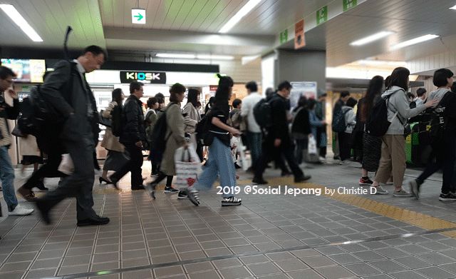 Dokumentasi pribadi | Jam2 sibuk di stasiun Jepang, membuat kereta pun selalu penuh, berdesak2an dan membuat mereka tergencet, seperti Michelle .....