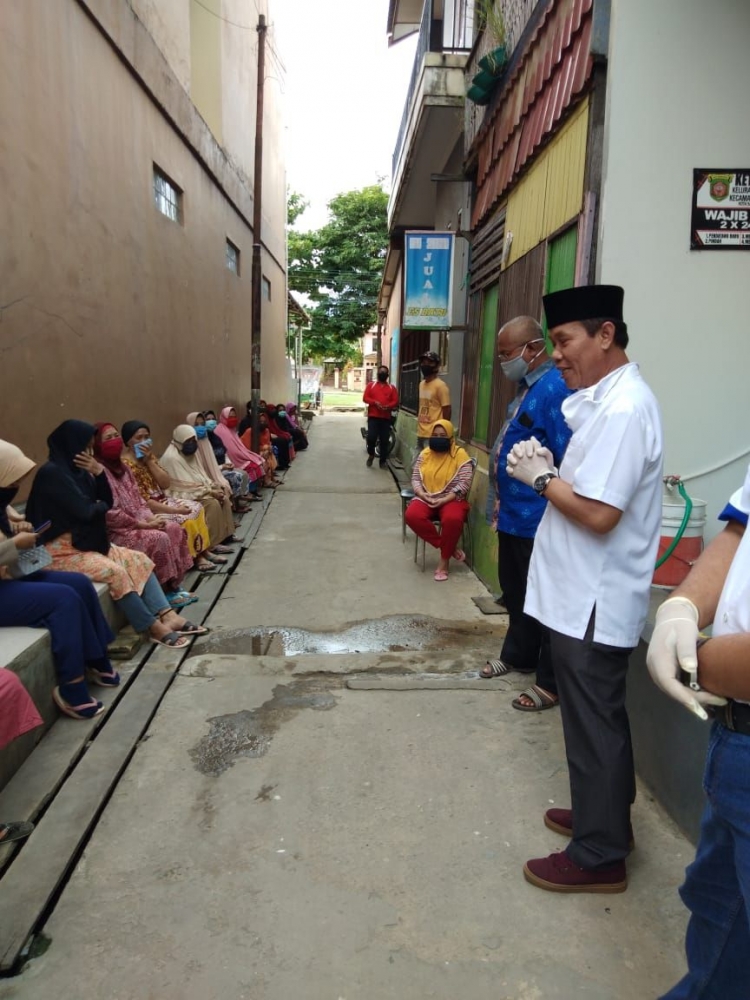 Rusmadi berbincang dengan warga Samarinda. | dokpri