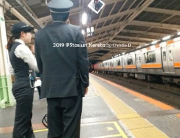 Dokumentasi pribadi | Ini di Stasiun Nishi Funabashi, 2 orang petugas yang mengantarku untuk naik kereta, yang belum datang