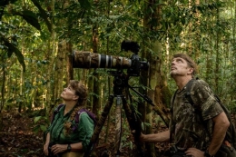 Cheryl D. Knott dan Suaminya Tim Laman saat berada di Taman Nasional Gunung Palung, tahun lalu. Foto dok. Tim Laman