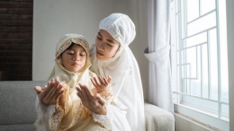 Ilustrasi mengajarkan bacaan doa kepada anak selama ramadan (Sumber: id.theasianparent.com)