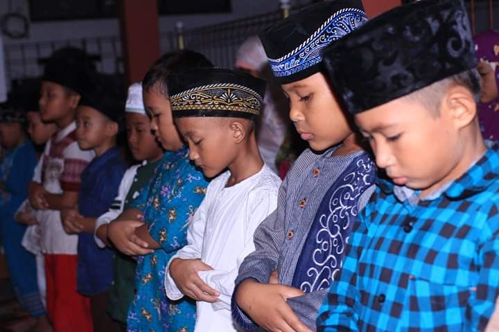 Anak-anak melaksanakan sholat taraweh di Pesantren Kilat. SDTQ AL-IKHLAS Brebes.