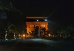 Monumen Simpang Lima Gumul (SLG) di Kabupaten Kediri yang mirip Arc de Triomphe di kota Paris / foto. Dokpri.