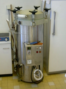 autoclave yang digunakan dalam laboratorium | Source: Id.wikipedia.org