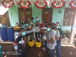 Aparat desa Lamawalang, Larantuka foto bersama sebelum melakukan penyemprotan Disinfektan dan membagikan masker kepada warga desa setempat. (Foto/ Dokpri)