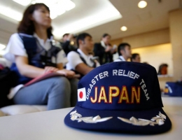 Topi Tim Medis Bantuan Bencana Jepang. (Foto: REUTERS / Toru Hanai)