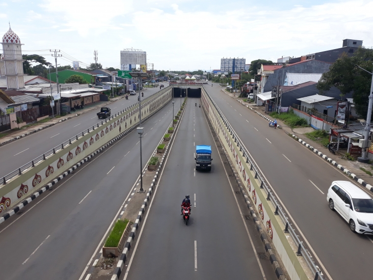 Fly over simpang lima Bandara Internasional Sulhas teelihat lengang dan sepi di hari ke riga PSBB di Makassar|Sumber imansyahrukka