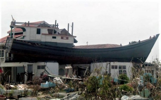 Perahu terdampar di atap rumah di Desa Lampulo, Banda Aceh. Diabadikan pada 27 Januari 2005. (Foto: Nurdin Hasan/Rappler)