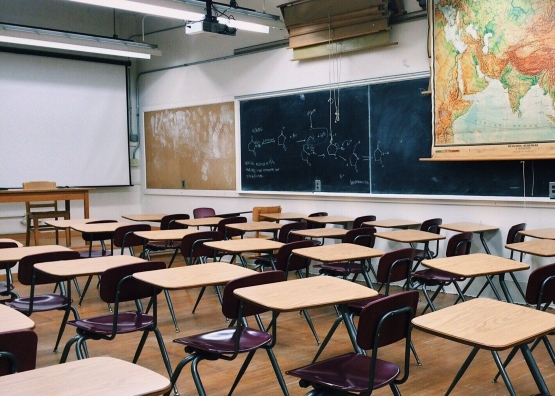 Ruang kelas sebagai lahan ajar utama. Foto: Wokandapix dari Pixabay
