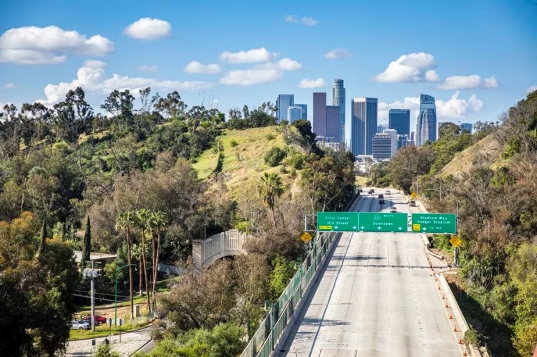 Sebuah jalan Raya Los Angeles terlihat kosong pada jam sibuk pada tanggal 7 April 2020, pada masa penerapan stay at home selama pandemi coronavirus (Sumber https://www.sfgate.com)