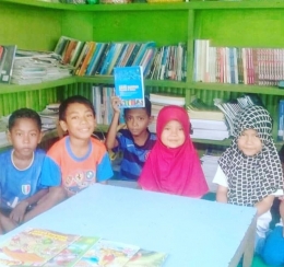 Ilustrasi: Anak Desa Membaca di Pustaka Bank Sampah Ende NTT. Sumber: Dok. GiF NTT | HAMDAN