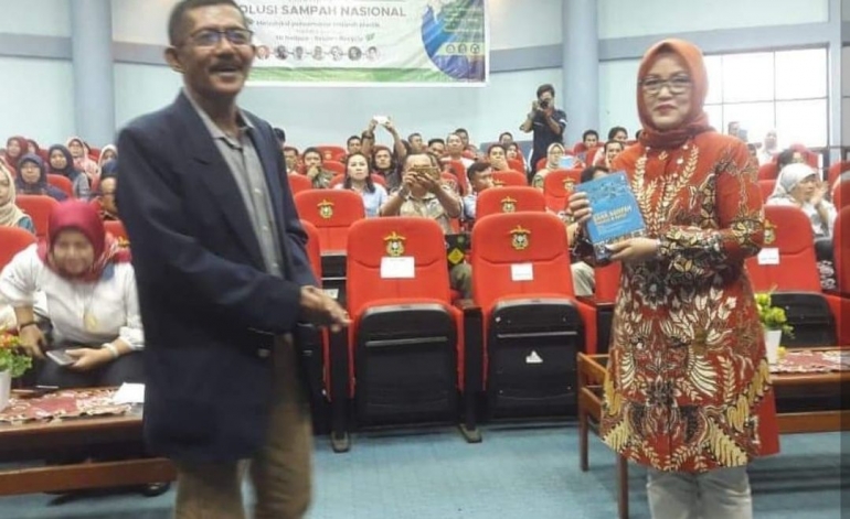 Ilustrasi: Penulis bersama Rektor Universitas Hasanuddin Makassar Prof. Dr. Dwia Aries Tina Pulubuhu, MA, Launching Buku Bank Sampah, Masalah dan Solusi, di Kampus UNHAS Tamalanrea Makassar (18/2/2019). Sumber: Dok LP3M UNHAS