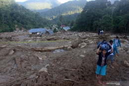 Korban banjir di Desa Sapan Salak, Koto Parik Gadang di Ateh, Solok Selatan, Sumbar (25/11/2019). (Foto: antaranews.com/Muhammad Arif Pribadi)