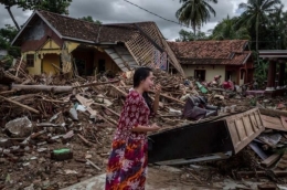 Perempuan menangis melihat reruntuhan rumahnya di Pantai Carita, Banten (24/12/2018), akibat tsunami. (Foto: Ulet Ifansasti/Getty Image)