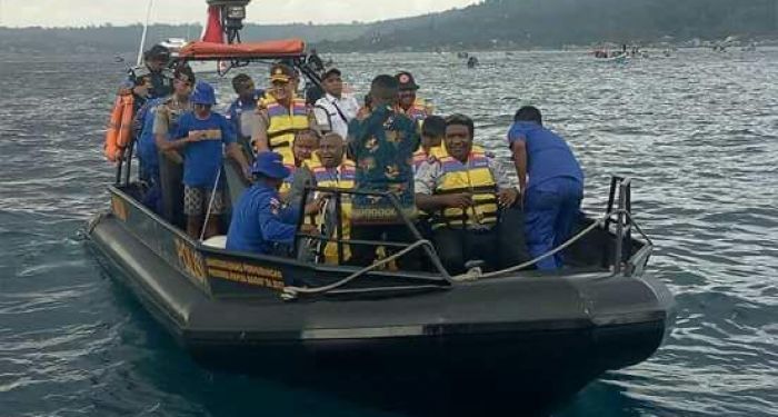 Gambar 4. Uji coba kapal sea reader bersama kapolda dan gubernur papua barat (source : website PT. iqra Visindo)