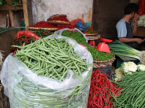 Salah satu sudut Pusat Pasar Kabanjahe yang menjual aneka sayuran (Dokpri)