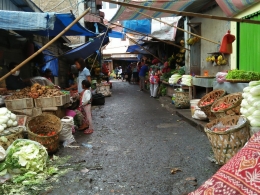 Salah satu sudut Pusat Pasar Kabanjahe yang menjual aneka sayuran (Dokpri)