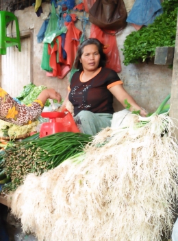 Mamak Frengky, seorang pedagang sayuran di Pasar Kabanjahe (Dokpri)