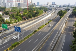 Foto udara lalu lintas kendaraan menuju Jakarta di Simpang Susun Tomang, Jakarta, Jumat (10/4/2020). PSBB agaknya cukup berimbas pada kualitas udara di Jakarta yang kian membaik.|Sumber: ANTARA FOTO/Nova Wahyudi