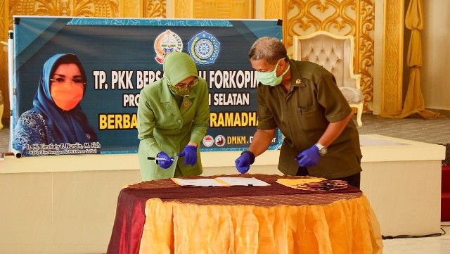 Ketua Persit Kartika Chandra Kirana Kodam XIV/Hasanuddin (kiri) menanda tangani Berita Acara Penyerahan bantuan (27/04/20).|Koleksi pribadi