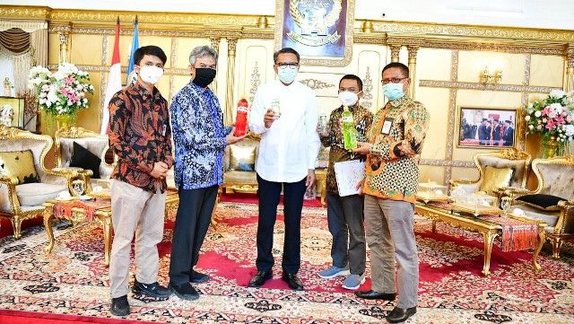 Nurdin Abdullah (tengah) menerima bantuan dari perusahaan swasta dan BUMN di Rujab Gubernur SulSel (27/04/20).