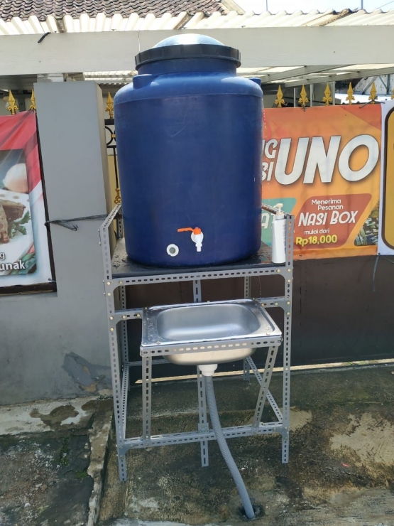 Ilustrasi: Tempat Cuci Tangan Untuk Masyarakat di RW 06 Kelurahan Babakan Pasar, Bogor di RW 06