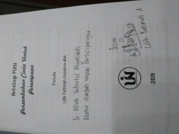 Tulisan tangan dan tanda tangan dari Bu Lilik dalam buku Antologi Puisi. Dokpri