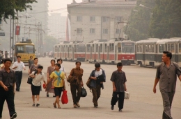 Kehidupan masyarakat di Korea Utara: https://kmscubreporter.com/7560/features/daily-life-in-north-korea/ 