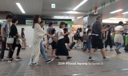 Ditengah malam, warga Jepang berjejal2 turun dari kereta ..... | Dokumentasi pribadi