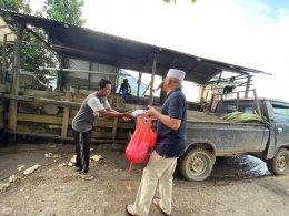 Wakil Bupati Berau (kanan) membagikan makanan untuk warga. dok pribadi
