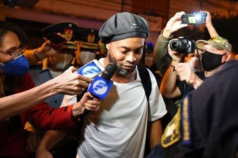 Ronaldinho menghirup udara segar setelah 32 tahun mendekam di penjara (medcom.id)