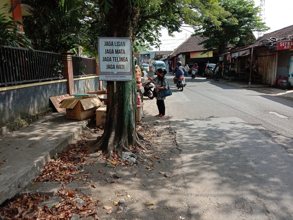 Pembeli tisu dadakan di pinggir jalan. - Dokpri