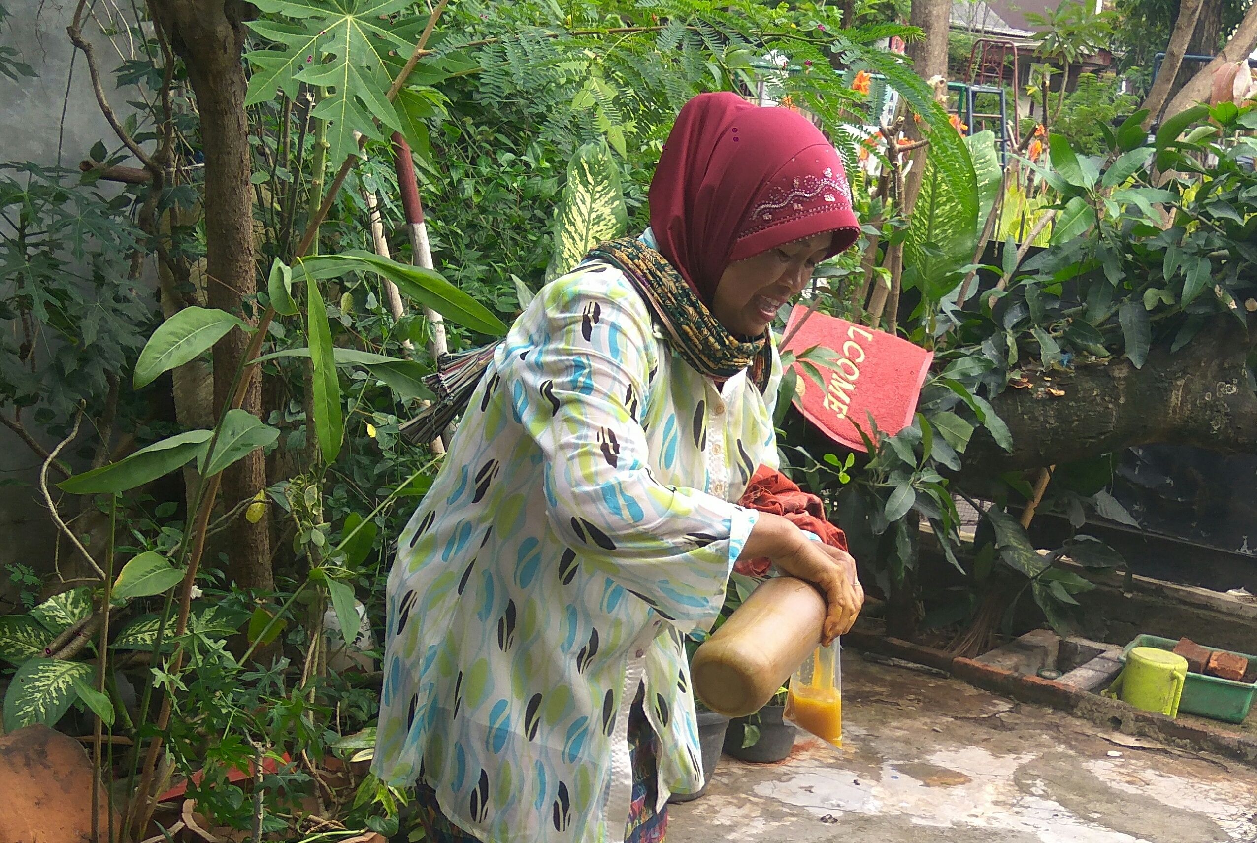 Kalau nggak mau repot, bisa pesan saja rebusan kencur ke mbakyu jamu yang biasa lewat di perumahan (dok.rwindhu)