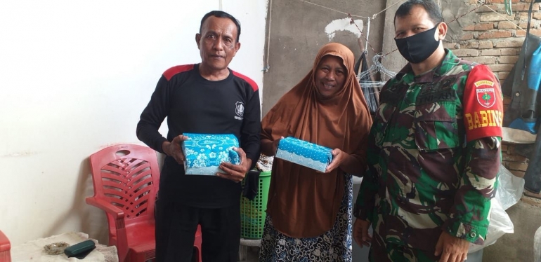 Babinsa Kel. Paccerakang Sertu Abd. Hamid bagikan nasi kotak sahur dan buka puasa di warga binaannya. | Sumber: Imanayahrukka