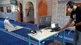 Shalat dari masjid yang disiarkan langsung lewat channel Youtube (foto: france3-regions.francetvinfo.fr/D.Gérard/FTV)