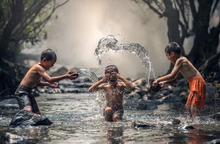 Ilustrasi anak-anak bermain di alam bebas (sumber. Pixabay)