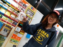 Favorite ku adalah susu pisang hangat dan susu mint dingin. Klo Michelle favorite susu strawberry coklat hangat. Yang besar 150 Yen, yang kecil 110 Yen|Dokumentasi pribadi